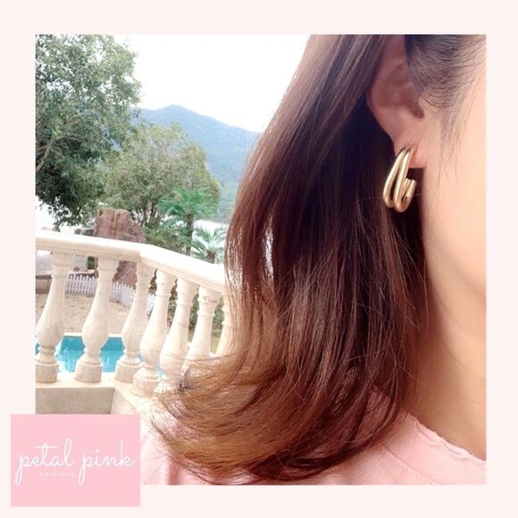 Matte Goldtone D-Shaped Stud Earrings Trending Chic - Picture 3 of 7